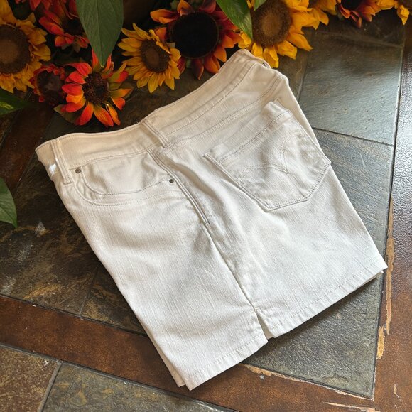Levi’s Classic Denim Jean Shorts in White, Size 8 (NEW) - Picture 8 of 16